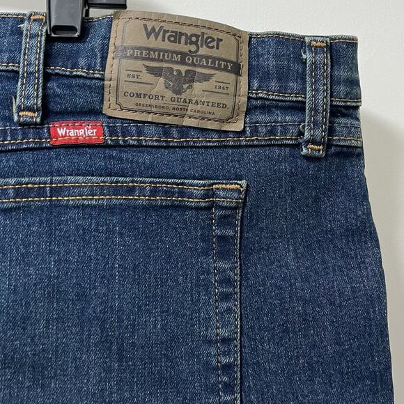 Wrangler Relaxed Fit Straight Leg Denim Jeans Mens Size 46x32 Dark Wash Zip Fly - Picture 4 of 8